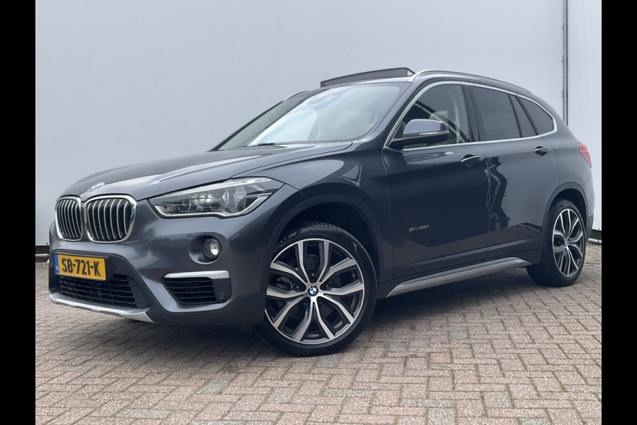 BMW X1 sDrive20i Corporate Lease High Executive Pano Trekhaak HUD Leer Led Elek.Klep Voll.Onderhouden!