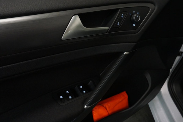 Volkswagen e-Golf e-Golf Navigatie Climate Control Parkeer sensoren V+A Privacy Glass