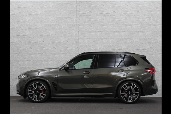 BMW X5 50e *7x Op Voorraad* M-Sport Pro | 360 Camera | ACC | Panorama | Massage | Individual Leder | Soft-Close | 4-Zone Clima | Head-U Manhattan Green | Harman-Kardon | Stoelventilatie | Trekhaak | Luchtvering | Stoelverwarming V+A | Keyless-Entry | Memory | Iconic-Glow | Comfortstoelen | Bekerhouders Gekoeld + Verwarmd | Zonwering | ISO-Glas |