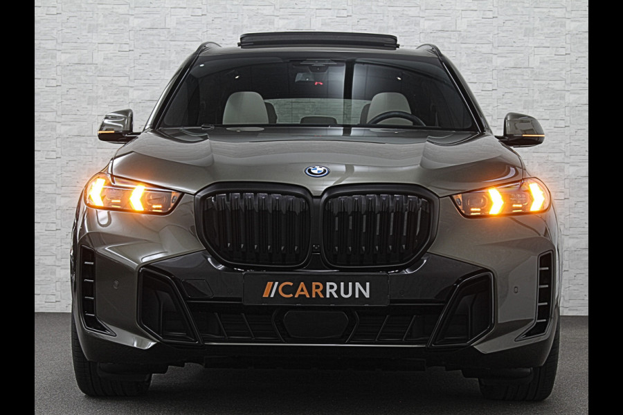 BMW X5 50e *7x Op Voorraad* M-Sport Pro | 360 Camera | ACC | Panorama | Massage | Individual Leder | Soft-Close | 4-Zone Clima | Head-U Manhattan Green | Harman-Kardon | Stoelventilatie | Trekhaak | Luchtvering | Stoelverwarming V+A | Keyless-Entry | Memory | Iconic-Glow | Comfortstoelen | Bekerhouders Gekoeld + Verwarmd | Zonwering | ISO-Glas |