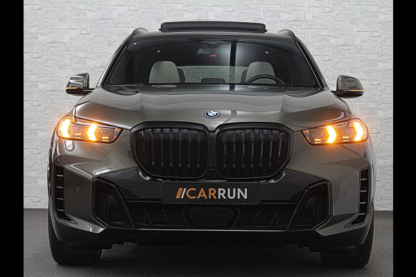 BMW X5 50e *7x Op Voorraad* M-Sport Pro | 360 Camera | ACC | Panorama | Massage | Individual Leder | Soft-Close | 4-Zone Clima | Head-U Manhattan Green | Harman-Kardon | Stoelventilatie | Trekhaak | Luchtvering | Stoelverwarming V+A | Keyless-Entry | Memory | Iconic-Glow | Comfortstoelen | Bekerhouders Gekoeld + Verwarmd | Zonwering | ISO-Glas |
