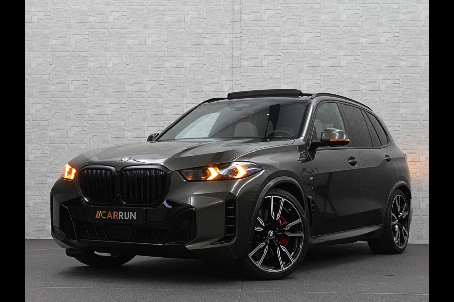 BMW X5 50e *7x Op Voorraad* M-Sport Pro | 360 Camera | ACC | Panorama | Massage | Individual Leder | Soft-Close | 4-Zone Clima | Head-U Manhattan Green | Harman-Kardon | Stoelventilatie | Trekhaak | Luchtvering | Stoelverwarming V+A | Keyless-Entry | Memory | Iconic-Glow | Comfortstoelen | Bekerhouders Gekoeld + Verwarmd | Zonwering | ISO-Glas |