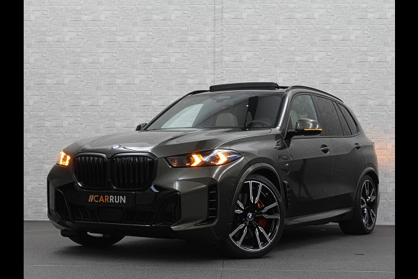 BMW X5 50e *7x Op Voorraad* M-Sport Pro | 360 Camera | ACC | Panorama | Massage | Individual Leder | Soft-Close | 4-Zone Clima | Head-U Manhattan Green | Harman-Kardon | Stoelventilatie | Trekhaak | Luchtvering | Stoelverwarming V+A | Keyless-Entry | Memory | Iconic-Glow | Comfortstoelen | Bekerhouders Gekoeld + Verwarmd | Zonwering | ISO-Glas |