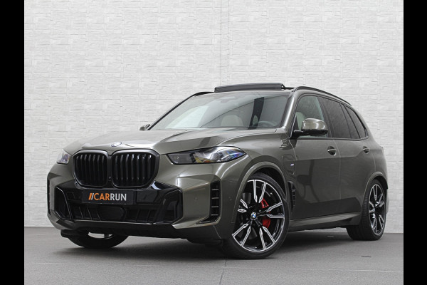 BMW X5 50e *7x Op Voorraad* M-Sport Pro | 360 Camera | ACC | Panorama | Massage | Individual Leder | Soft-Close | 4-Zone Clima | Head-U Manhattan Green | Harman-Kardon | Stoelventilatie | Trekhaak | Luchtvering | Stoelverwarming V+A | Keyless-Entry | Memory | Iconic-Glow | Comfortstoelen | Bekerhouders Gekoeld + Verwarmd | Zonwering | ISO-Glas |