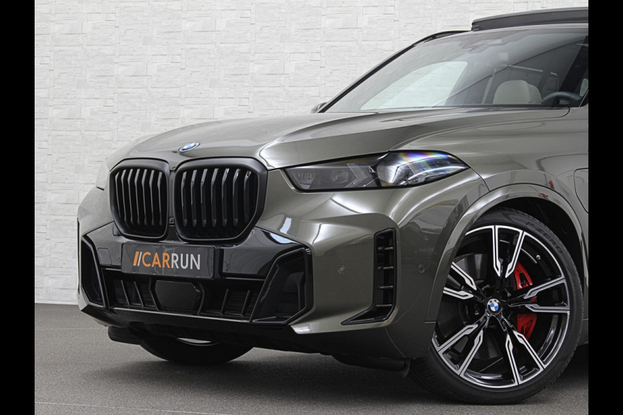 BMW X5 50e *7x Op Voorraad* M-Sport Pro | 360 Camera | ACC | Panorama | Massage | Individual Leder | Soft-Close | 4-Zone Clima | Head-U Manhattan Green | Harman-Kardon | Stoelventilatie | Trekhaak | Luchtvering | Stoelverwarming V+A | Keyless-Entry | Memory | Iconic-Glow | Comfortstoelen | Bekerhouders Gekoeld + Verwarmd | Zonwering | ISO-Glas |