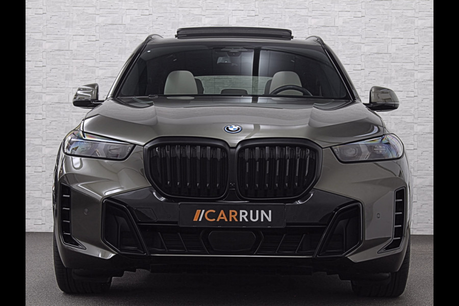BMW X5 50e *7x Op Voorraad* M-Sport Pro | 360 Camera | ACC | Panorama | Massage | Individual Leder | Soft-Close | 4-Zone Clima | Head-U Manhattan Green | Harman-Kardon | Stoelventilatie | Trekhaak | Luchtvering | Stoelverwarming V+A | Keyless-Entry | Memory | Iconic-Glow | Comfortstoelen | Bekerhouders Gekoeld + Verwarmd | Zonwering | ISO-Glas |
