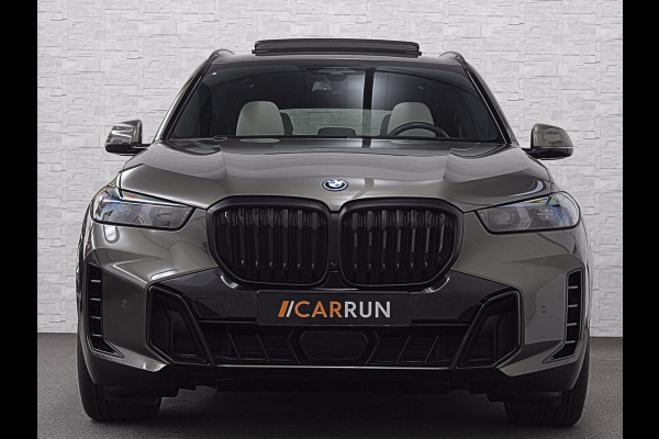 BMW X5 50e *7x Op Voorraad* M-Sport Pro | 360 Camera | ACC | Panorama | Massage | Individual Leder | Soft-Close | 4-Zone Clima | Head-U Manhattan Green | Harman-Kardon | Stoelventilatie | Trekhaak | Luchtvering | Stoelverwarming V+A | Keyless-Entry | Memory | Iconic-Glow | Comfortstoelen | Bekerhouders Gekoeld + Verwarmd | Zonwering | ISO-Glas |