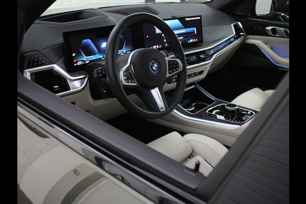 BMW X5 50e *7x Op Voorraad* M-Sport Pro | 360 Camera | ACC | Panorama | Massage | Individual Leder | Soft-Close | 4-Zone Clima | Head-U Manhattan Green | Harman-Kardon | Stoelventilatie | Trekhaak | Luchtvering | Stoelverwarming V+A | Keyless-Entry | Memory | Iconic-Glow | Comfortstoelen | Bekerhouders Gekoeld + Verwarmd | Zonwering | ISO-Glas |