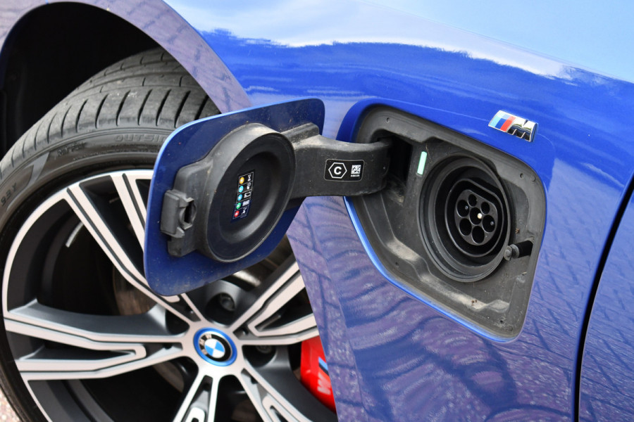 BMW 3-serie 330e M-Sport Pano 360 HUD H/K Laser 19inch El-zetels