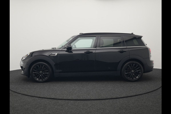 MINI Clubman 1.5 Cooper Black Edition Automaat 136pk | Trekhaak Afneembaar | Panodak | Head Up | Camera | Lederen Sportstoelen Verwarmd | Apple Carplay | Navigatie | Cruise Control | Virtual | DAB |