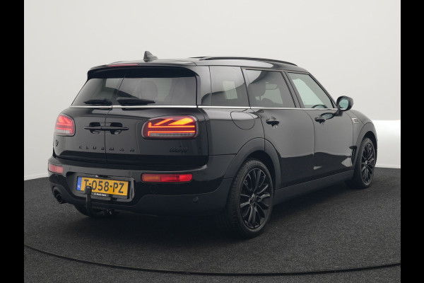 MINI Clubman 1.5 Cooper Black Edition Automaat 136pk | Trekhaak Afneembaar | Panodak | Head Up | Camera | Lederen Sportstoelen Verwarmd | Apple Carplay | Navigatie | Cruise Control | Virtual | DAB |