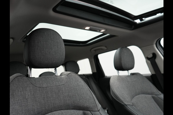 MINI Clubman 1.5 Cooper Black Edition Automaat 136pk | Trekhaak Afneembaar | Panodak | Head Up | Camera | Lederen Sportstoelen Verwarmd | Apple Carplay | Navigatie | Cruise Control | Virtual | DAB |