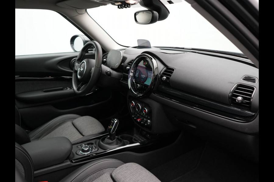 MINI Clubman 1.5 Cooper Black Edition Automaat 136pk | Trekhaak Afneembaar | Panodak | Head Up | Camera | Lederen Sportstoelen Verwarmd | Apple Carplay | Navigatie | Cruise Control | Virtual | DAB |