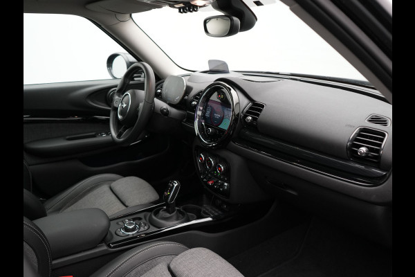 MINI Clubman 1.5 Cooper Black Edition Automaat 136pk | Trekhaak Afneembaar | Panodak | Head Up | Camera | Lederen Sportstoelen Verwarmd | Apple Carplay | Navigatie | Cruise Control | Virtual | DAB |