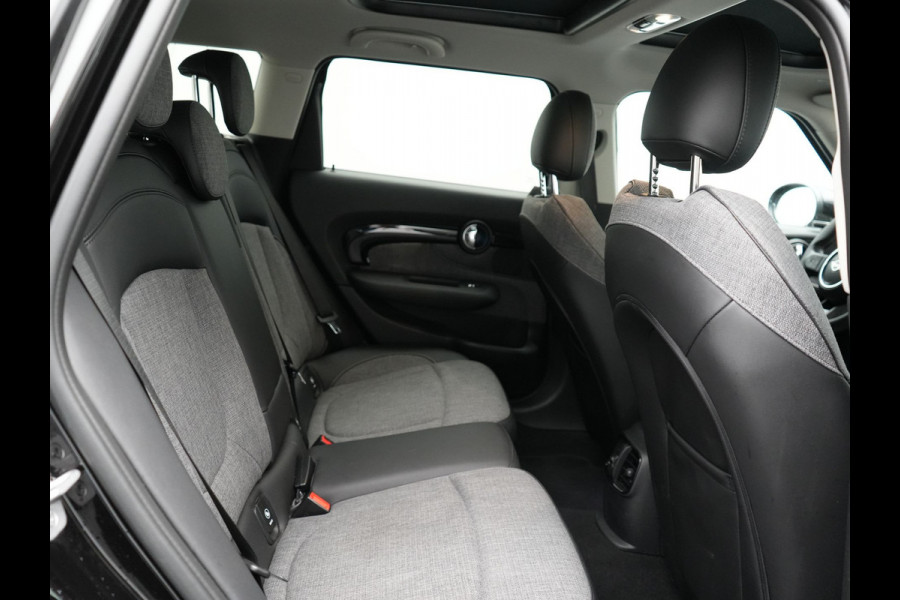 MINI Clubman 1.5 Cooper Black Edition Automaat 136pk | Trekhaak Afneembaar | Panodak | Head Up | Camera | Lederen Sportstoelen Verwarmd | Apple Carplay | Navigatie | Cruise Control | Virtual | DAB |