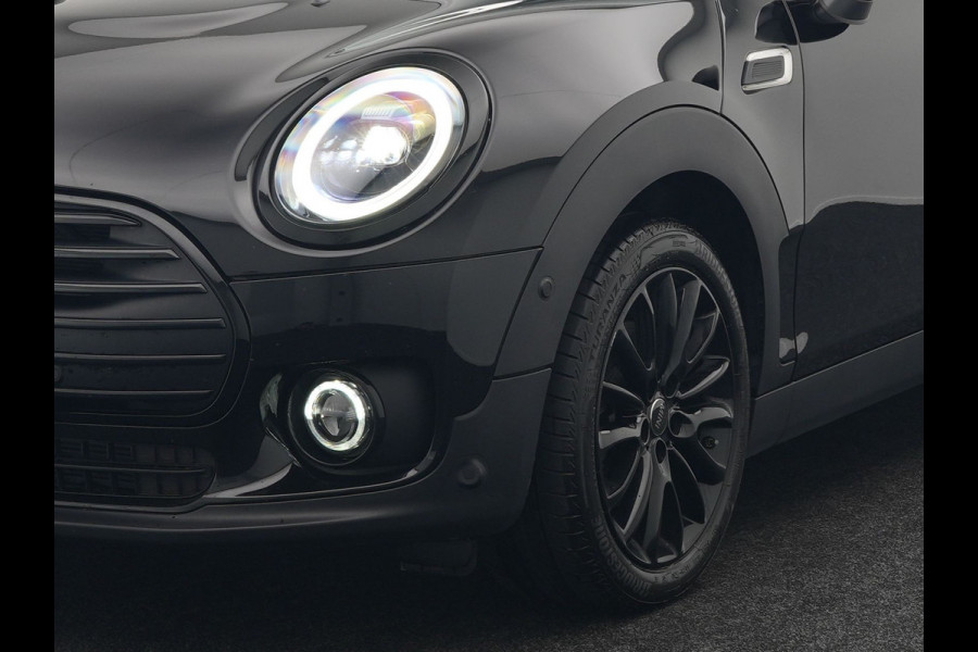 MINI Clubman 1.5 Cooper Black Edition Automaat 136pk | Trekhaak Afneembaar | Panodak | Head Up | Camera | Lederen Sportstoelen Verwarmd | Apple Carplay | Navigatie | Cruise Control | Virtual | DAB |