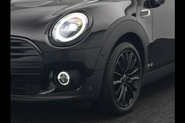 MINI Clubman 1.5 Cooper Black Edition Automaat 136pk | Trekhaak Afneembaar | Panodak | Head Up | Camera | Lederen Sportstoelen Verwarmd | Apple Carplay | Navigatie | Cruise Control | Virtual | DAB |