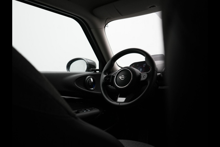 MINI Clubman 1.5 Cooper Black Edition Automaat 136pk | Trekhaak Afneembaar | Panodak | Head Up | Camera | Lederen Sportstoelen Verwarmd | Apple Carplay | Navigatie | Cruise Control | Virtual | DAB |
