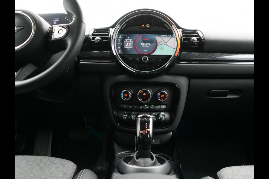 MINI Clubman 1.5 Cooper Black Edition Automaat 136pk | Trekhaak Afneembaar | Panodak | Head Up | Camera | Lederen Sportstoelen Verwarmd | Apple Carplay | Navigatie | Cruise Control | Virtual | DAB |