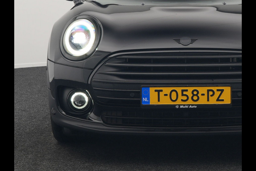 MINI Clubman 1.5 Cooper Black Edition Automaat 136pk | Trekhaak Afneembaar | Panodak | Head Up | Camera | Lederen Sportstoelen Verwarmd | Apple Carplay | Navigatie | Cruise Control | Virtual | DAB |