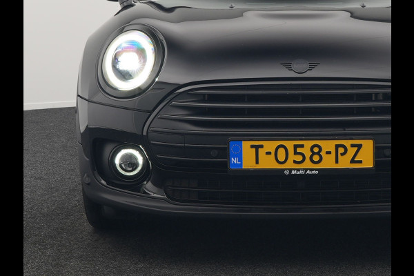 MINI Clubman 1.5 Cooper Black Edition Automaat 136pk | Trekhaak Afneembaar | Panodak | Head Up | Camera | Lederen Sportstoelen Verwarmd | Apple Carplay | Navigatie | Cruise Control | Virtual | DAB |