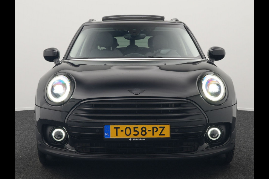 MINI Clubman 1.5 Cooper Black Edition Automaat 136pk | Trekhaak Afneembaar | Panodak | Head Up | Camera | Lederen Sportstoelen Verwarmd | Apple Carplay | Navigatie | Cruise Control | Virtual | DAB |