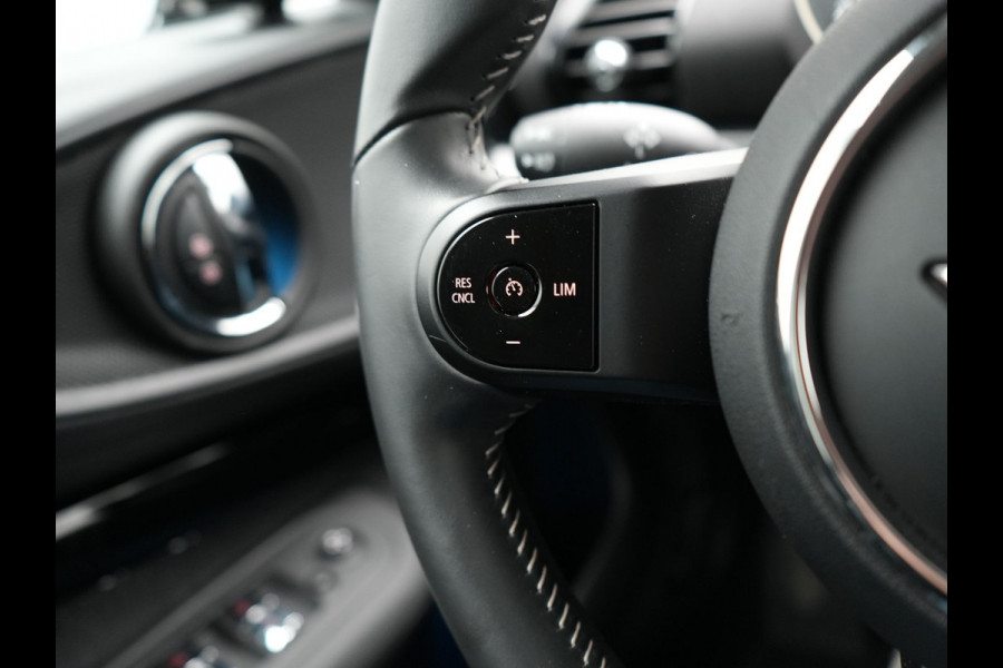 MINI Clubman 1.5 Cooper Black Edition Automaat 136pk | Trekhaak Afneembaar | Panodak | Head Up | Camera | Lederen Sportstoelen Verwarmd | Apple Carplay | Navigatie | Cruise Control | Virtual | DAB |