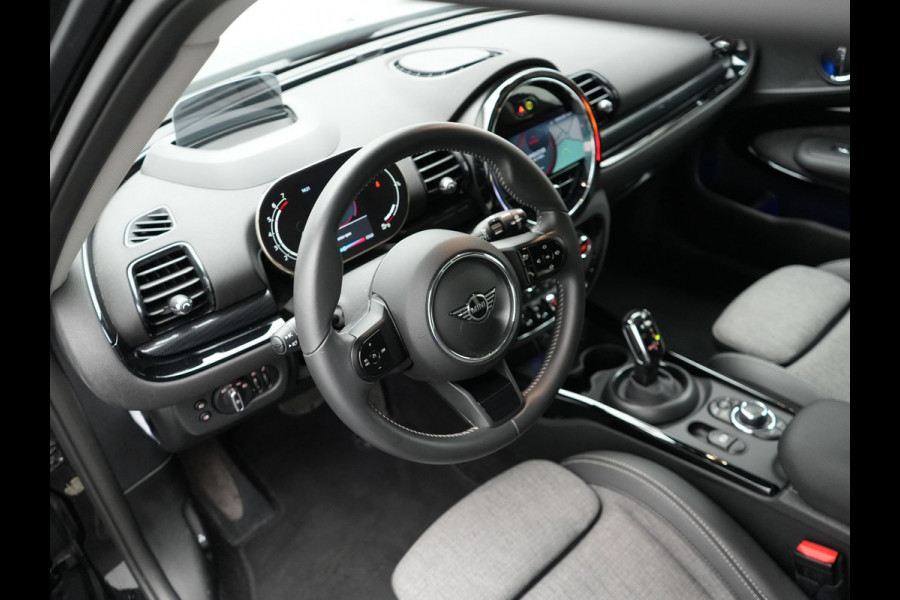 MINI Clubman 1.5 Cooper Black Edition Automaat 136pk | Trekhaak Afneembaar | Panodak | Head Up | Camera | Lederen Sportstoelen Verwarmd | Apple Carplay | Navigatie | Cruise Control | Virtual | DAB |