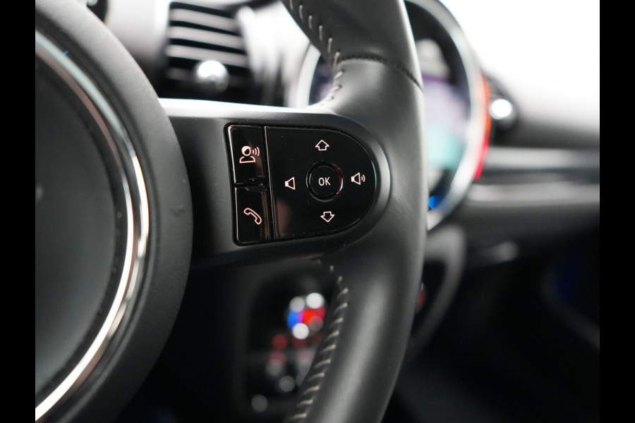 MINI Clubman 1.5 Cooper Black Edition Automaat 136pk | Trekhaak Afneembaar | Panodak | Head Up | Camera | Lederen Sportstoelen Verwarmd | Apple Carplay | Navigatie | Cruise Control | Virtual | DAB |