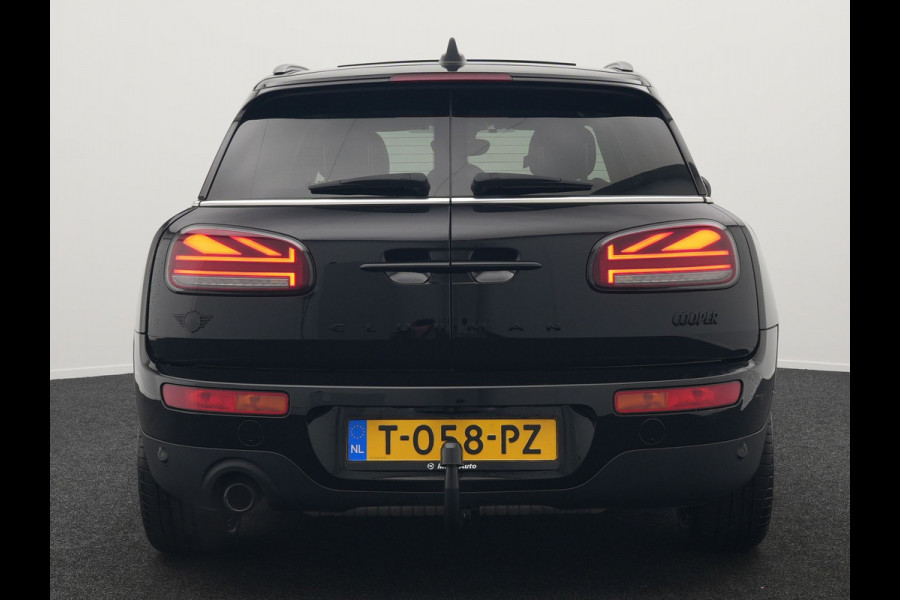 MINI Clubman 1.5 Cooper Black Edition Automaat 136pk | Trekhaak Afneembaar | Panodak | Head Up | Camera | Lederen Sportstoelen Verwarmd | Apple Carplay | Navigatie | Cruise Control | Virtual | DAB |