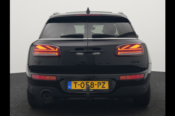 MINI Clubman 1.5 Cooper Black Edition Automaat 136pk | Trekhaak Afneembaar | Panodak | Head Up | Camera | Lederen Sportstoelen Verwarmd | Apple Carplay | Navigatie | Cruise Control | Virtual | DAB |