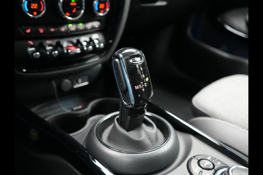 MINI Clubman 1.5 Cooper Black Edition Automaat 136pk | Trekhaak Afneembaar | Panodak | Head Up | Camera | Lederen Sportstoelen Verwarmd | Apple Carplay | Navigatie | Cruise Control | Virtual | DAB |