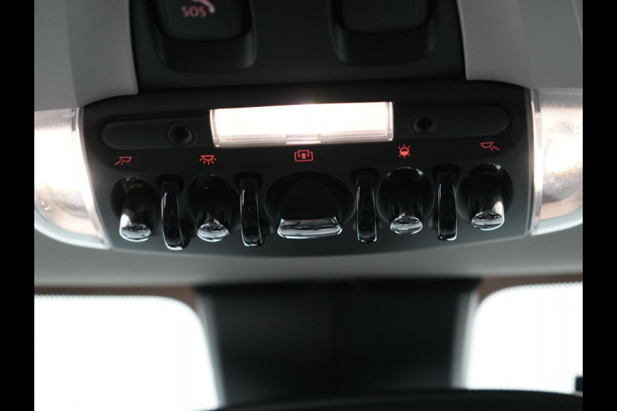 MINI Clubman 1.5 Cooper Black Edition Automaat 136pk | Trekhaak Afneembaar | Panodak | Head Up | Camera | Lederen Sportstoelen Verwarmd | Apple Carplay | Navigatie | Cruise Control | Virtual | DAB |