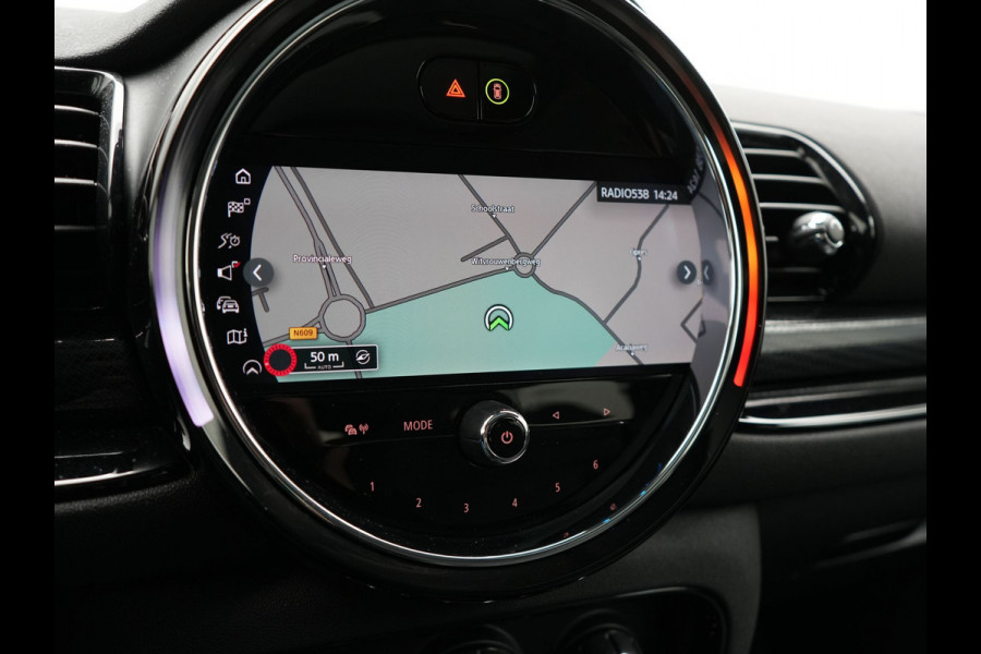 MINI Clubman 1.5 Cooper Black Edition Automaat 136pk | Trekhaak Afneembaar | Panodak | Head Up | Camera | Lederen Sportstoelen Verwarmd | Apple Carplay | Navigatie | Cruise Control | Virtual | DAB |