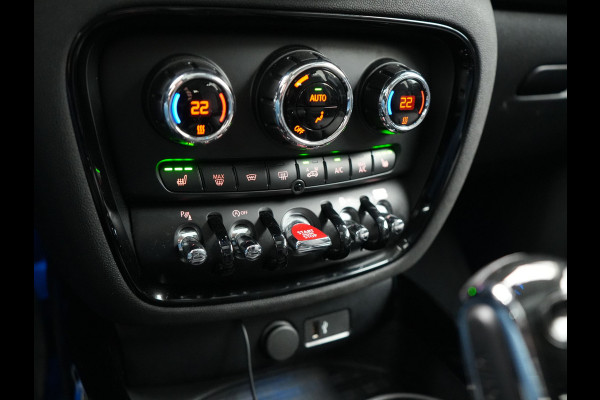 MINI Clubman 1.5 Cooper Black Edition Automaat 136pk | Trekhaak Afneembaar | Panodak | Head Up | Camera | Lederen Sportstoelen Verwarmd | Apple Carplay | Navigatie | Cruise Control | Virtual | DAB |