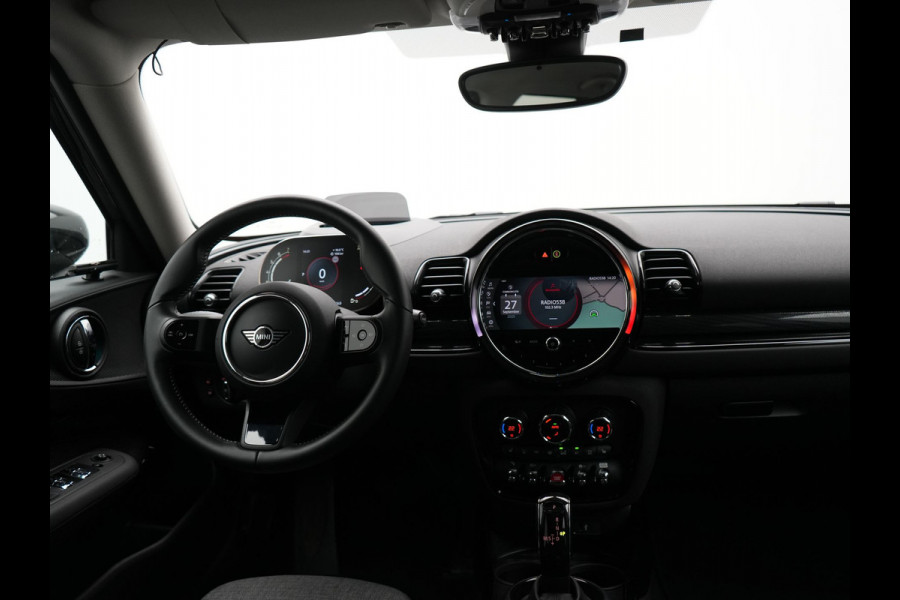 MINI Clubman 1.5 Cooper Black Edition Automaat 136pk | Trekhaak Afneembaar | Panodak | Head Up | Camera | Lederen Sportstoelen Verwarmd | Apple Carplay | Navigatie | Cruise Control | Virtual | DAB |