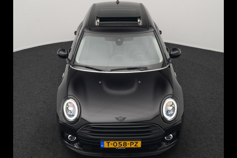 MINI Clubman 1.5 Cooper Black Edition Automaat 136pk | Trekhaak Afneembaar | Panodak | Head Up | Camera | Lederen Sportstoelen Verwarmd | Apple Carplay | Navigatie | Cruise Control | Virtual | DAB |