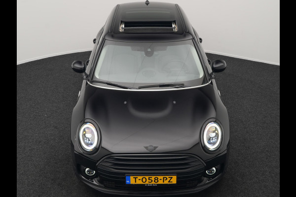 MINI Clubman 1.5 Cooper Black Edition Automaat 136pk | Trekhaak Afneembaar | Panodak | Head Up | Camera | Lederen Sportstoelen Verwarmd | Apple Carplay | Navigatie | Cruise Control | Virtual | DAB |