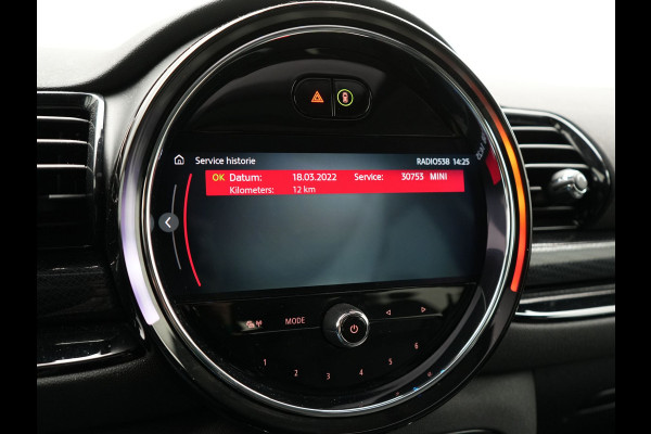 MINI Clubman 1.5 Cooper Black Edition Automaat 136pk | Trekhaak Afneembaar | Panodak | Head Up | Camera | Lederen Sportstoelen Verwarmd | Apple Carplay | Navigatie | Cruise Control | Virtual | DAB |