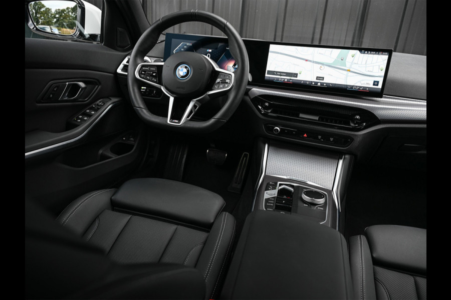 BMW 3 Serie Touring 330e xDrive M-SPORT | FACELIFT | ACCU 19,5 kWh | ACTIVE CRUISE | HIFI AUDIO | CAMERA | FULL-LED | STUUR- EN STOELVERWARM