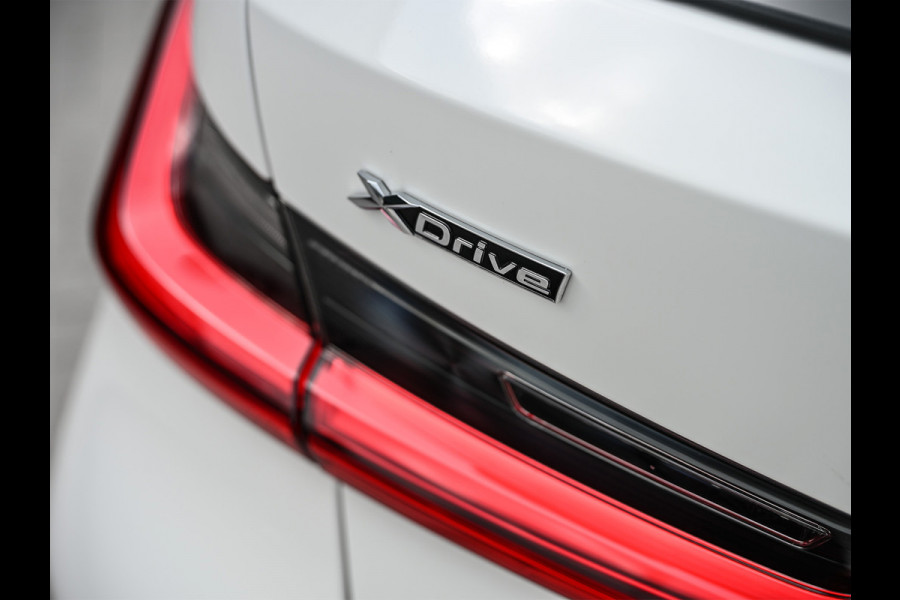 BMW 3 Serie Touring 330e xDrive M-SPORT | FACELIFT | ACCU 19,5 kWh | ACTIVE CRUISE | HIFI AUDIO | CAMERA | FULL-LED | STUUR- EN STOELVERWARM
