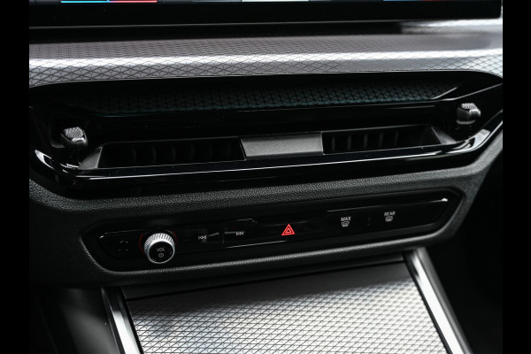 BMW 3 Serie Touring 330e xDrive M-SPORT | FACELIFT | ACCU 19,5 kWh | ACTIVE CRUISE | HIFI AUDIO | CAMERA | FULL-LED | STUUR- EN STOELVERWARM