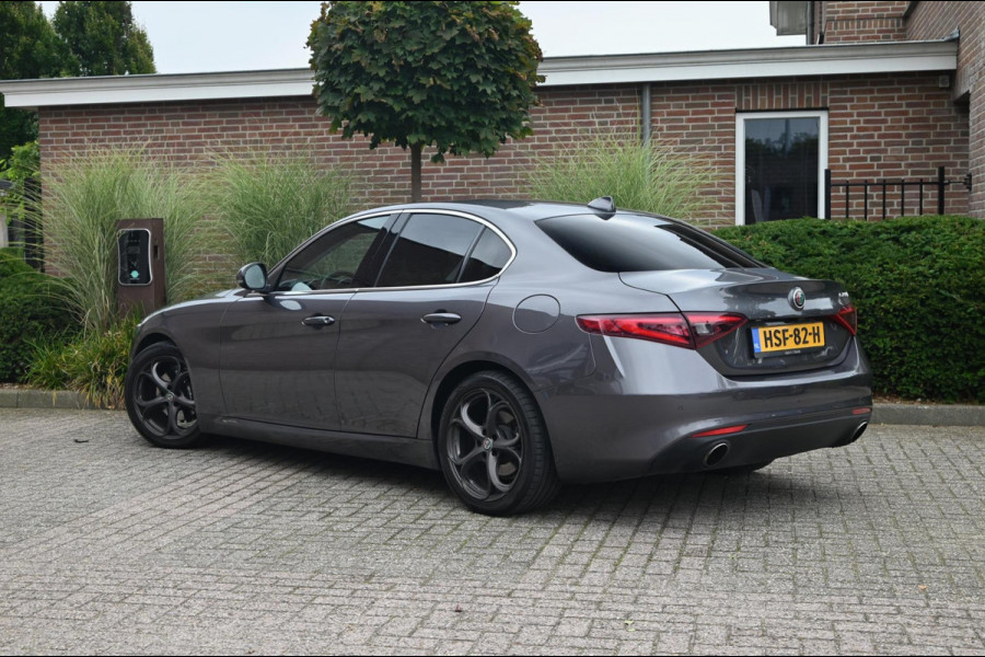 Alfa Romeo Giulia 2.0T Super 200 PK Aut. Xenon Leder Keyless PDC Camera 18''
