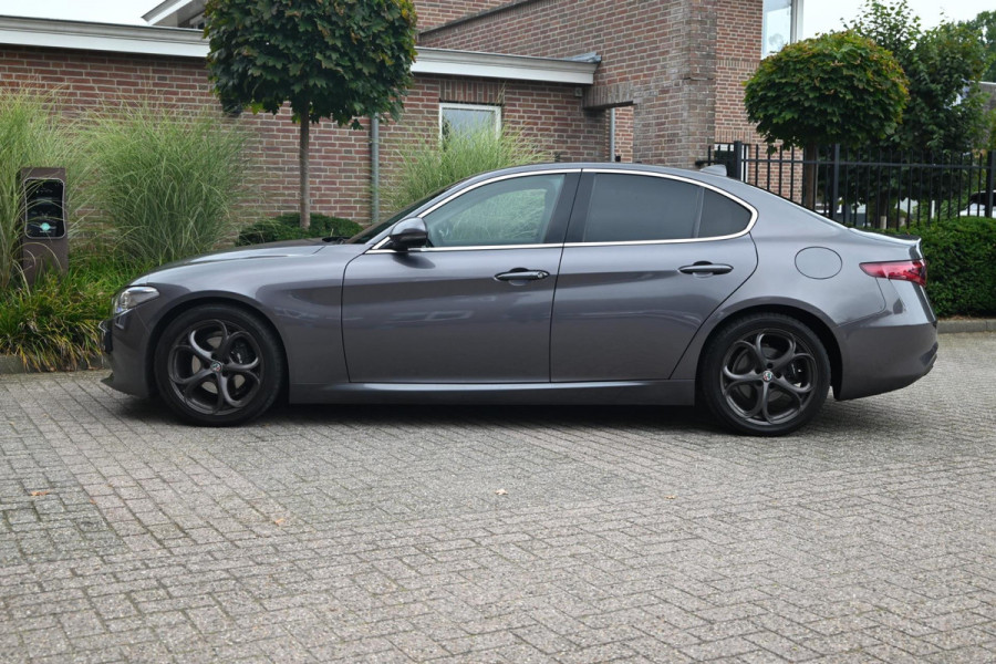 Alfa Romeo Giulia 2.0T Super 200 PK Aut. Xenon Leder Keyless PDC Camera 18''