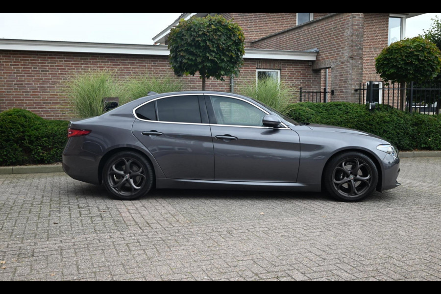 Alfa Romeo Giulia 2.0T Super 200 PK Aut. Xenon Leder Keyless PDC Camera 18''