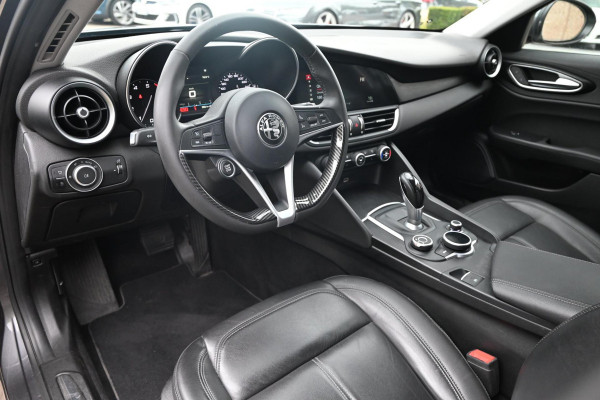 Alfa Romeo Giulia 2.0T Super 200 PK Aut. Xenon Leder Keyless PDC Camera 18''