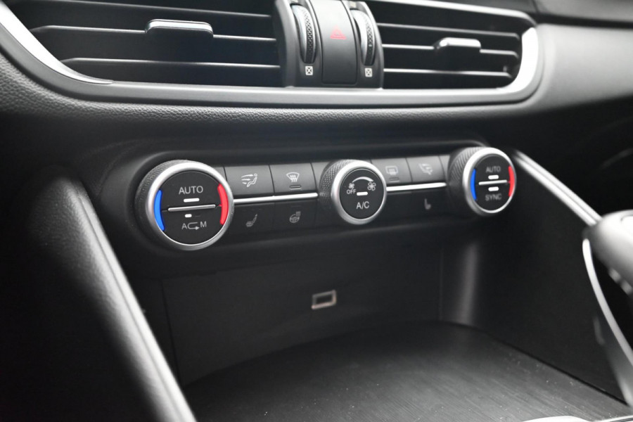 Alfa Romeo Giulia 2.0T Super 200 PK Aut. Xenon Leder Keyless PDC Camera 18''