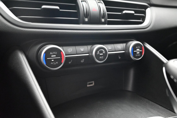Alfa Romeo Giulia 2.0T Super 200 PK Aut. Xenon Leder Keyless PDC Camera 18''