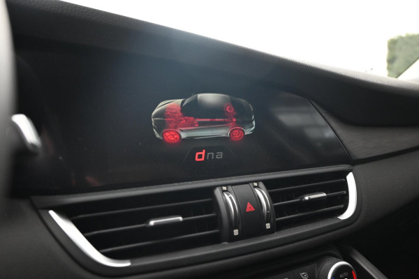 Alfa Romeo Giulia 2.0T Super 200 PK Aut. Xenon Leder Keyless PDC Camera 18''