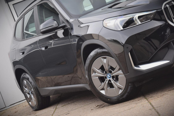 BMW iX1 XDrive30 Launch Edition 67 kWh + 7.757 EURO AAN EXTRA OPTIES!!